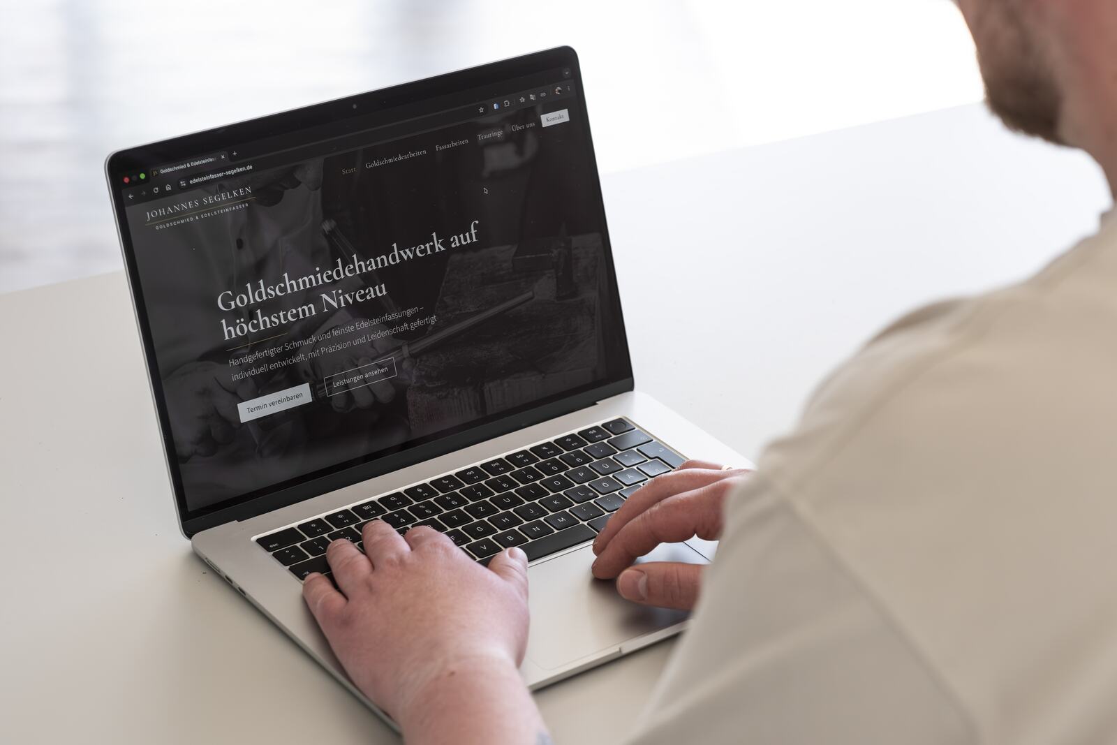 Raoul Steenken arbeitet an der Website der Goldschmiede Segelken aus Lilienthal
