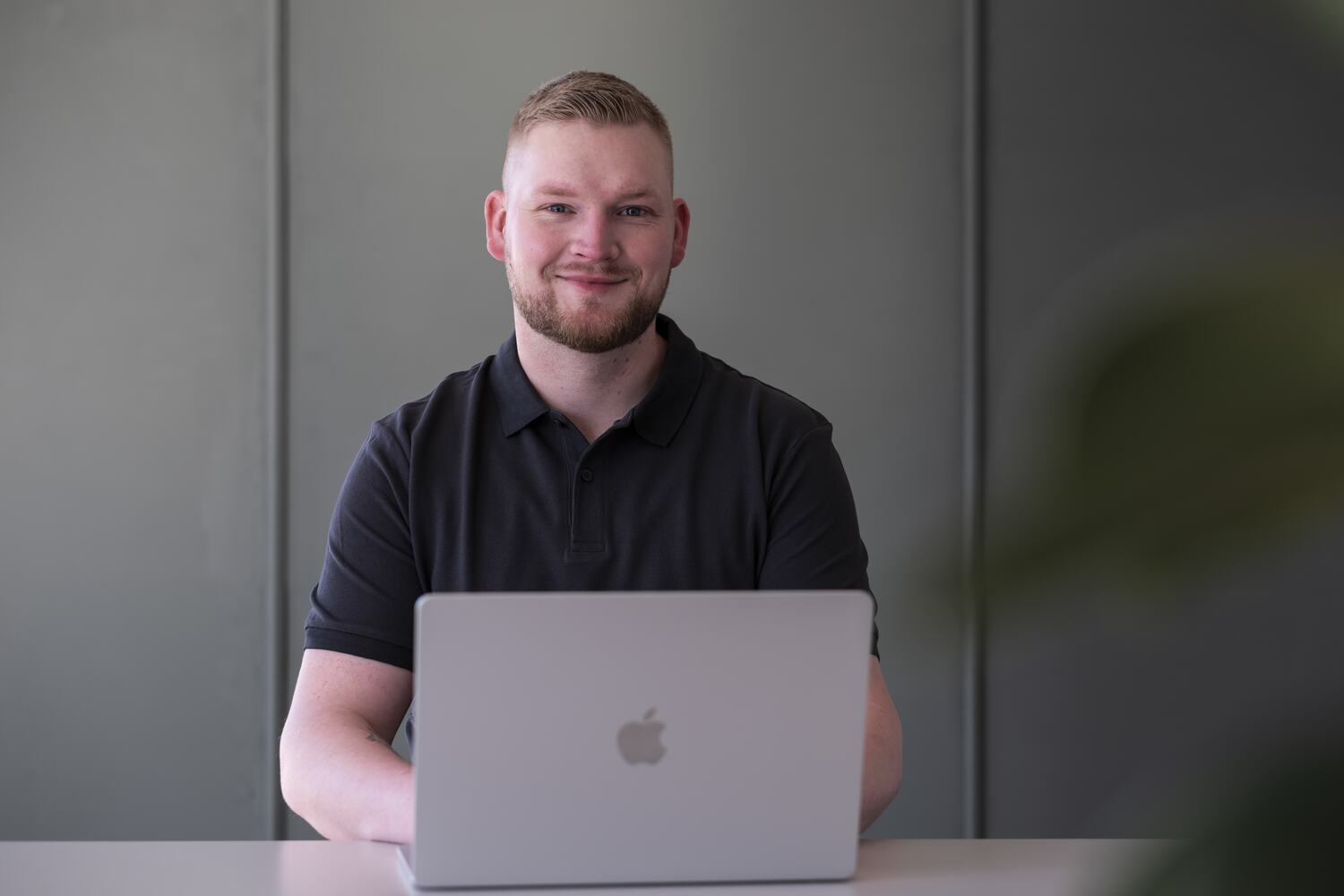 Raoul Steenken von Funkenart Media bei der Arbeit am Laptop