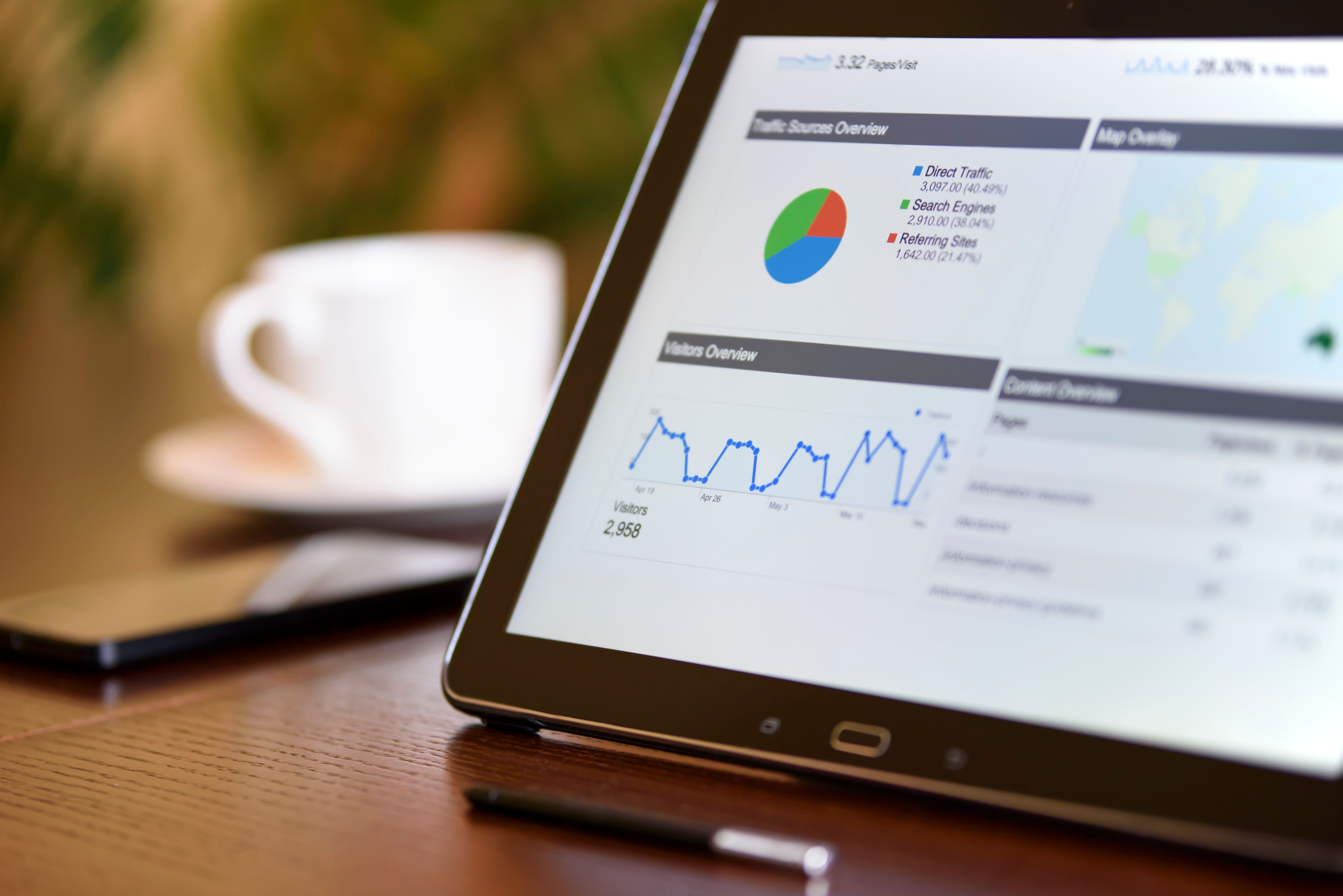 Person analysiert Werbe-Statistiken am Laptop