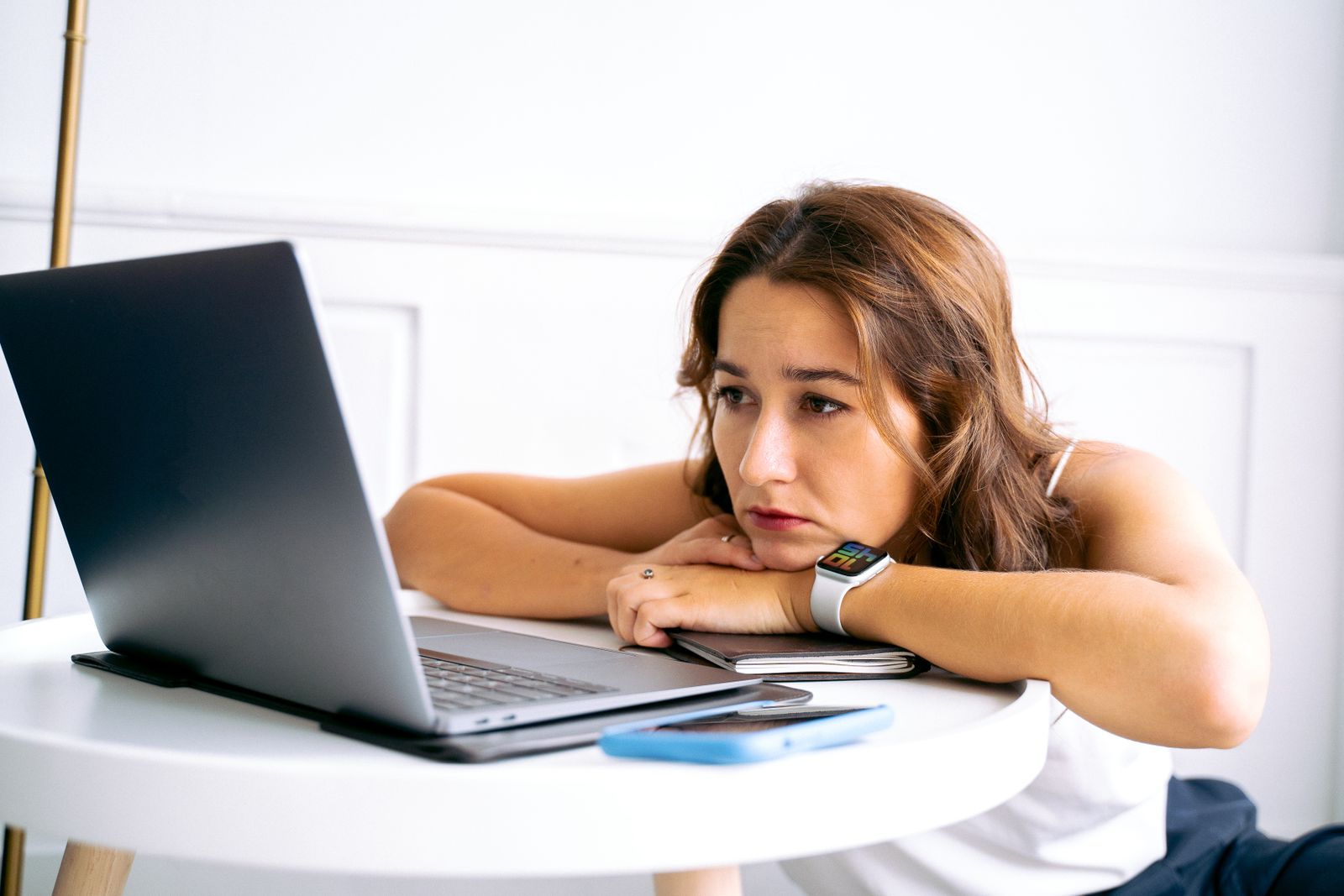 Frau am Laptop schaut auf den Bildschirm