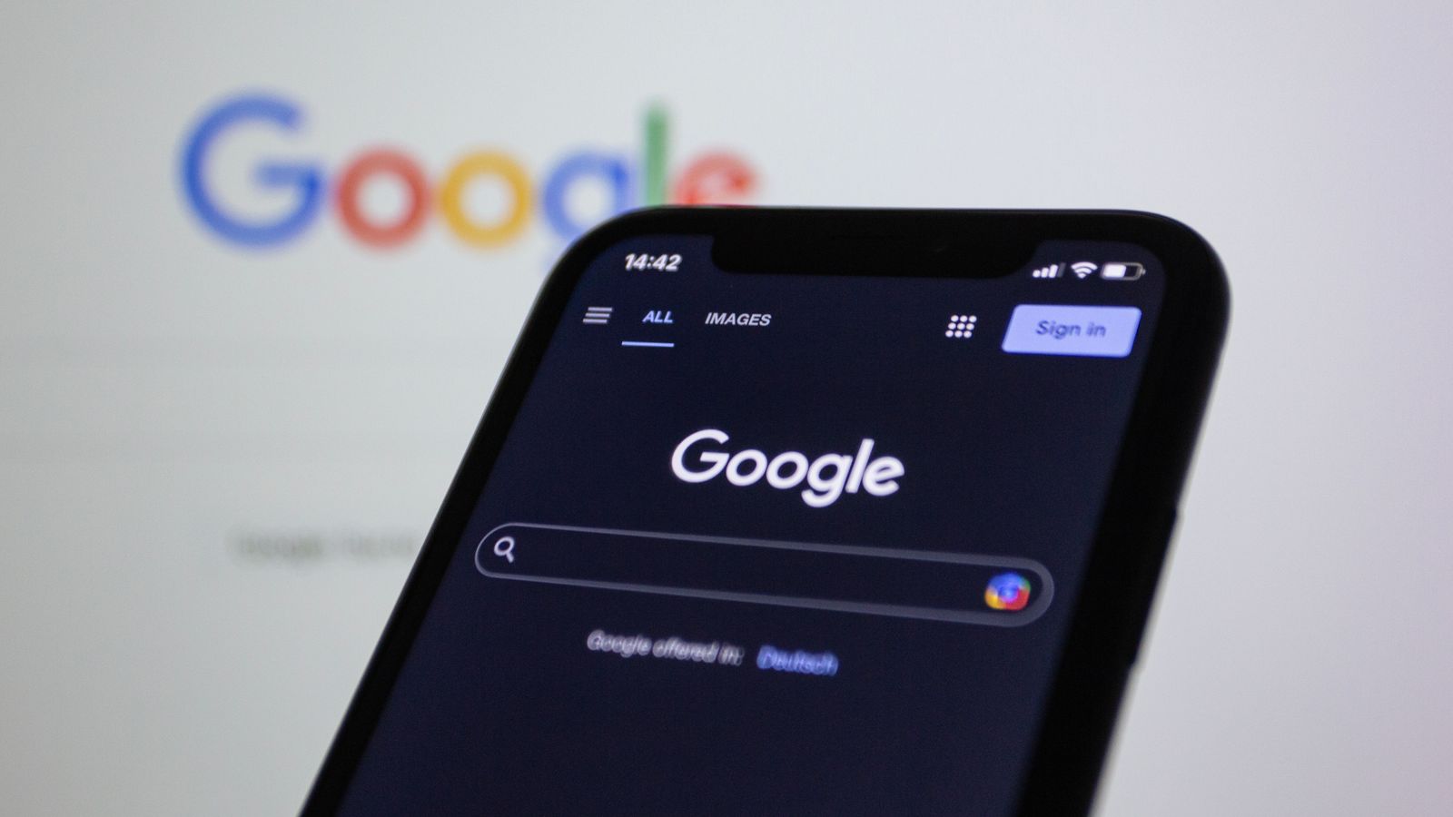 Smartphone in der Hand mit geöffneter App