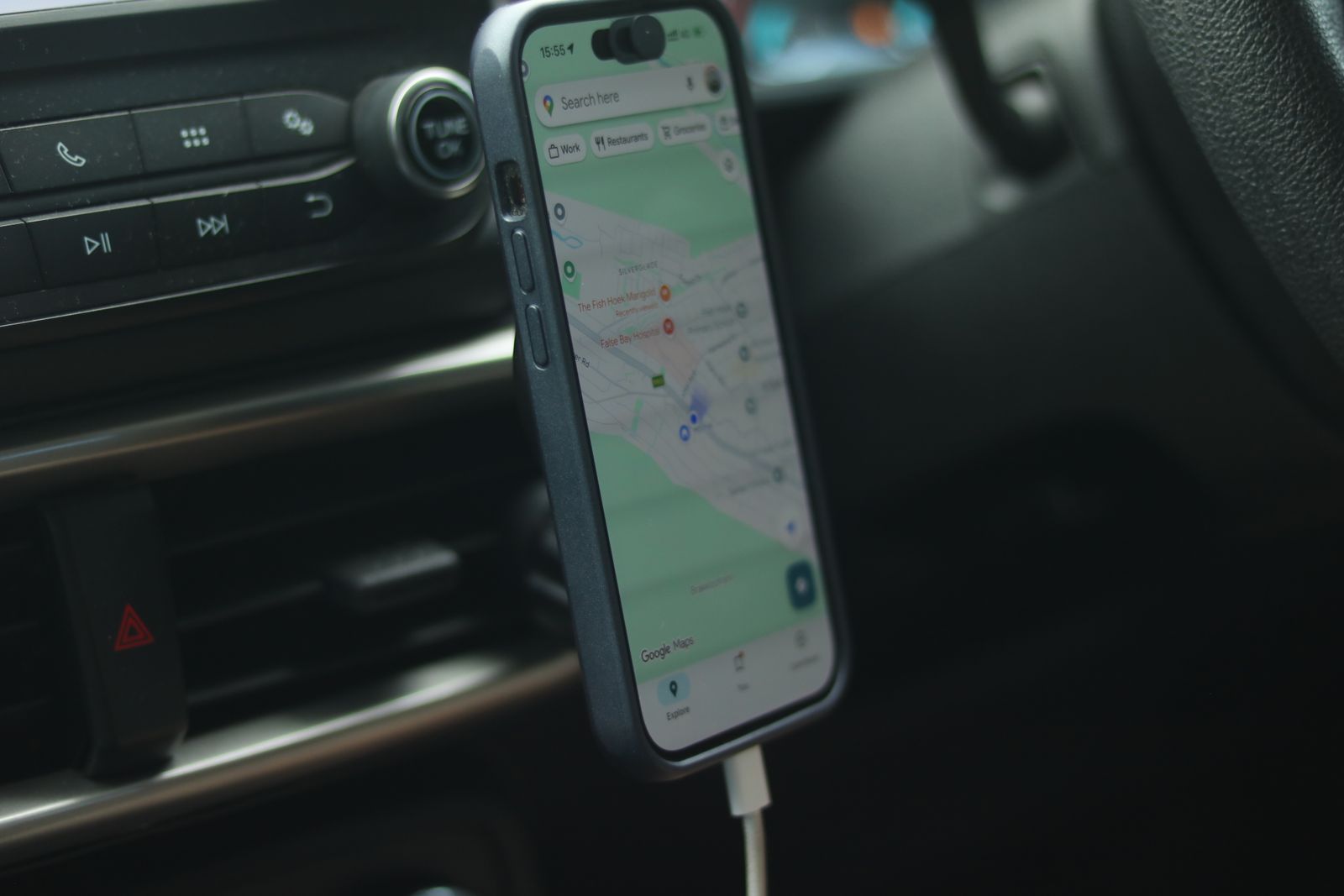 Smartphone mit Navigation und Karte im Fahrzeug