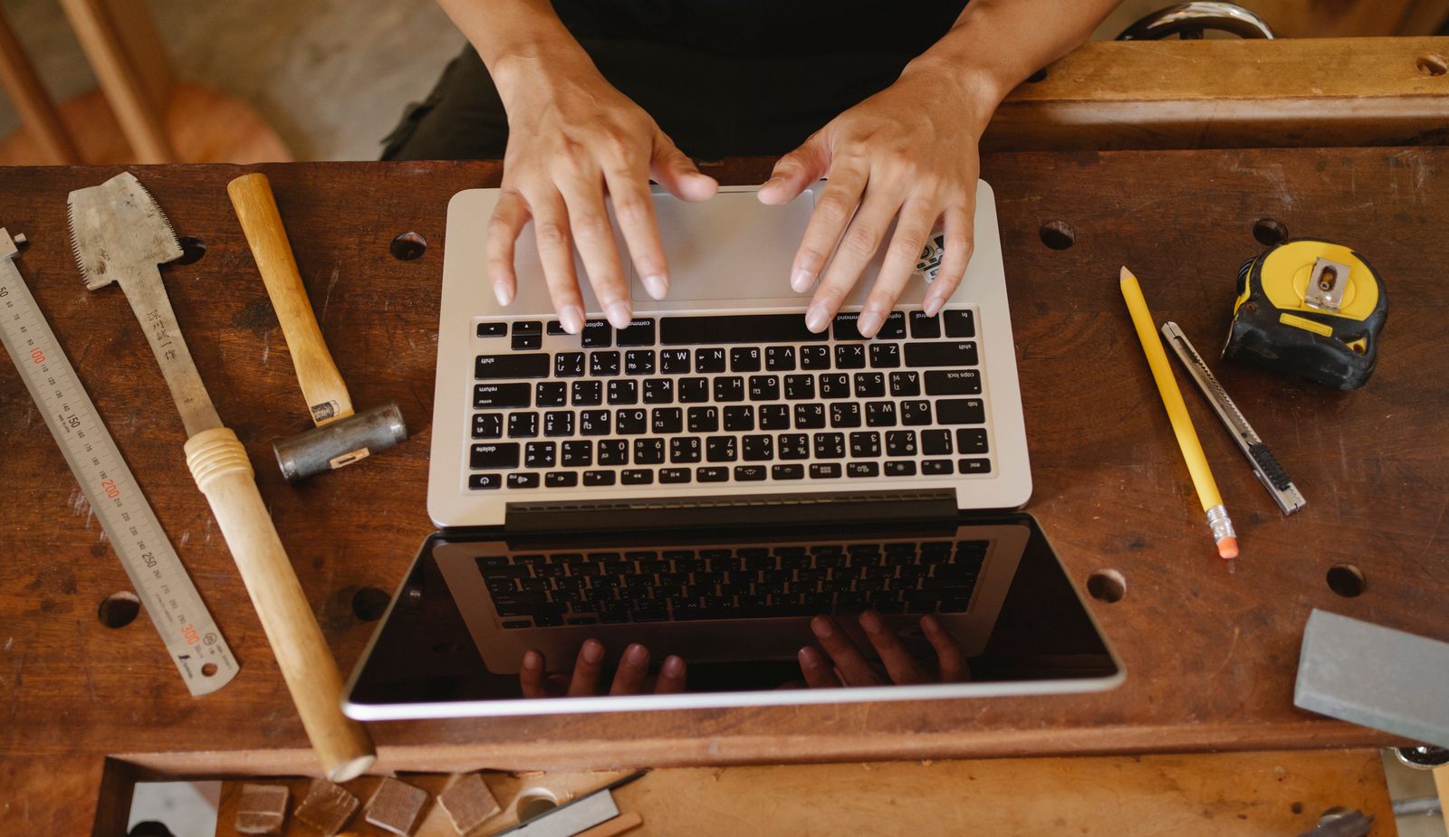 Person am Laptop beim Surfen im Internet