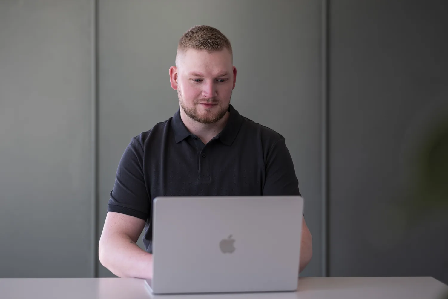 Raoul Steenken plant Online-Marketing am Laptop