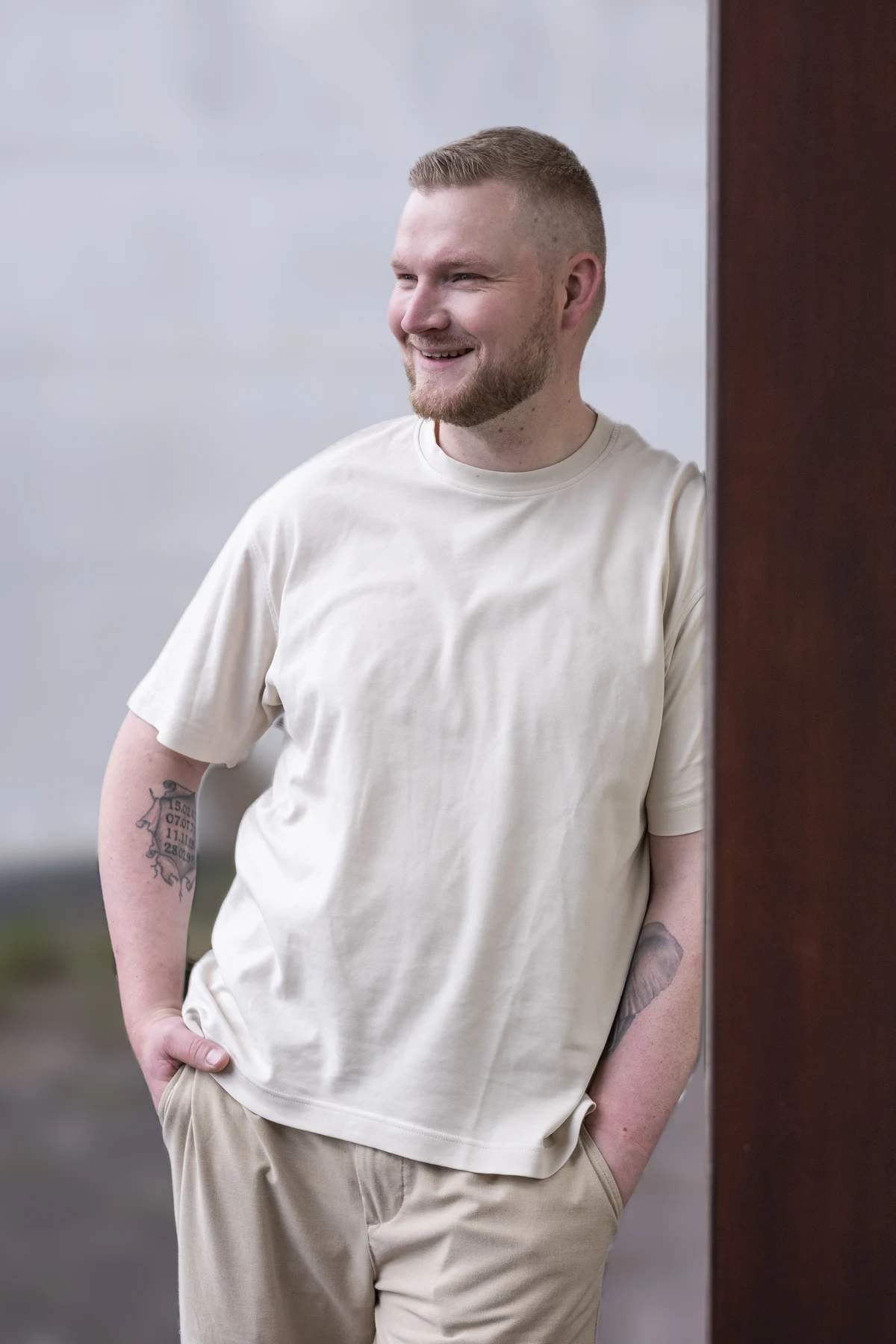 Raoul Steenken lehnt lächelnd an einer Wand