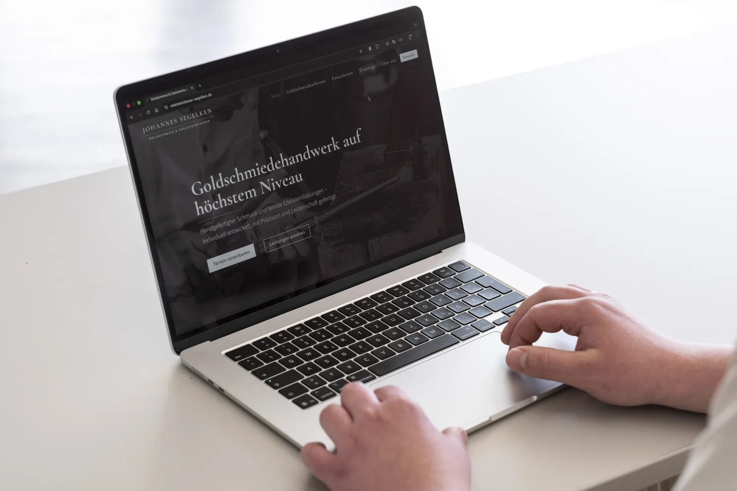 Raoul Steenken arbeitet am Laptop an einer Kundenwebsite