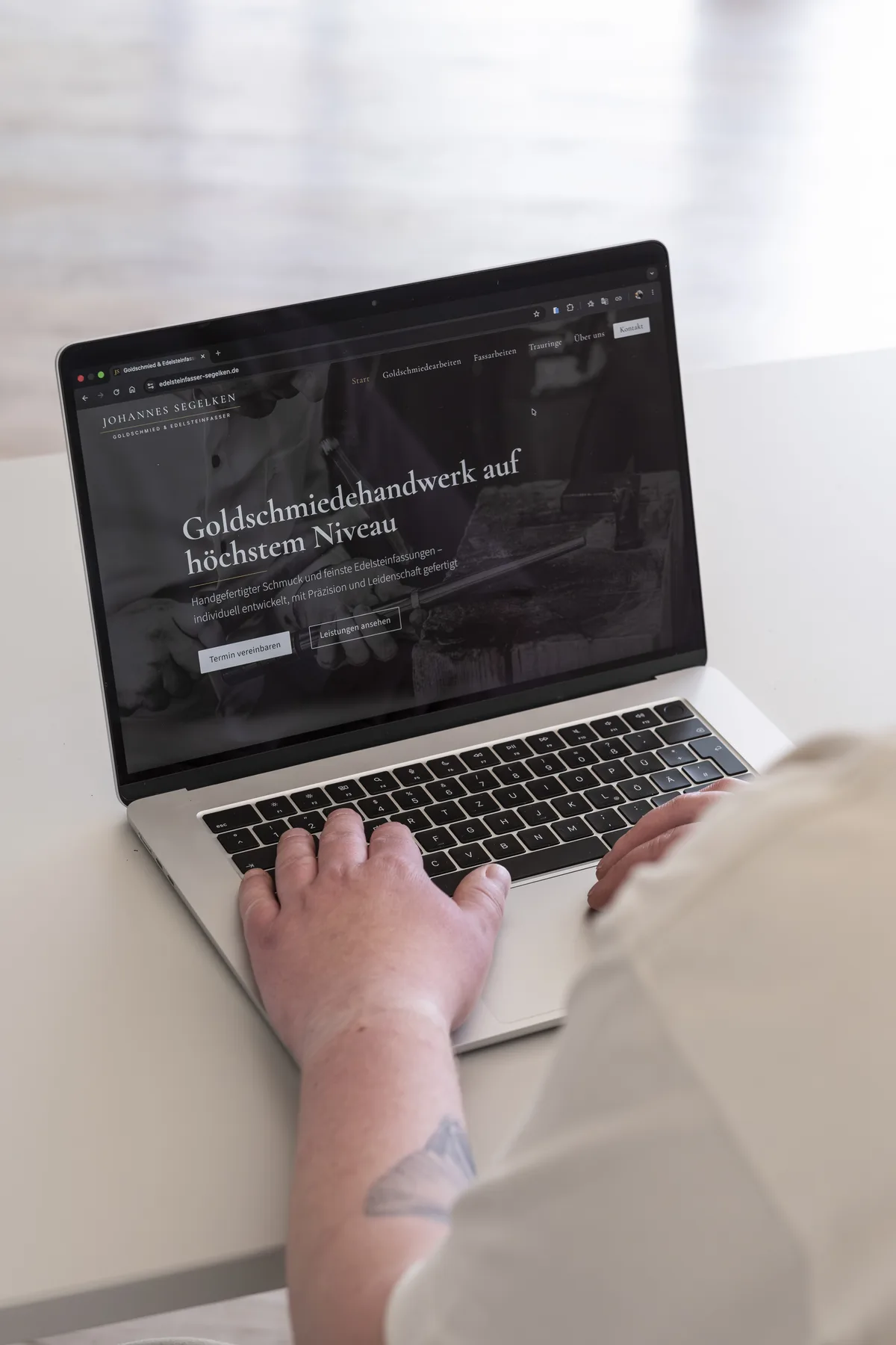 Raoul Steenken arbeitet am Laptop an der Website eines Goldschmieds