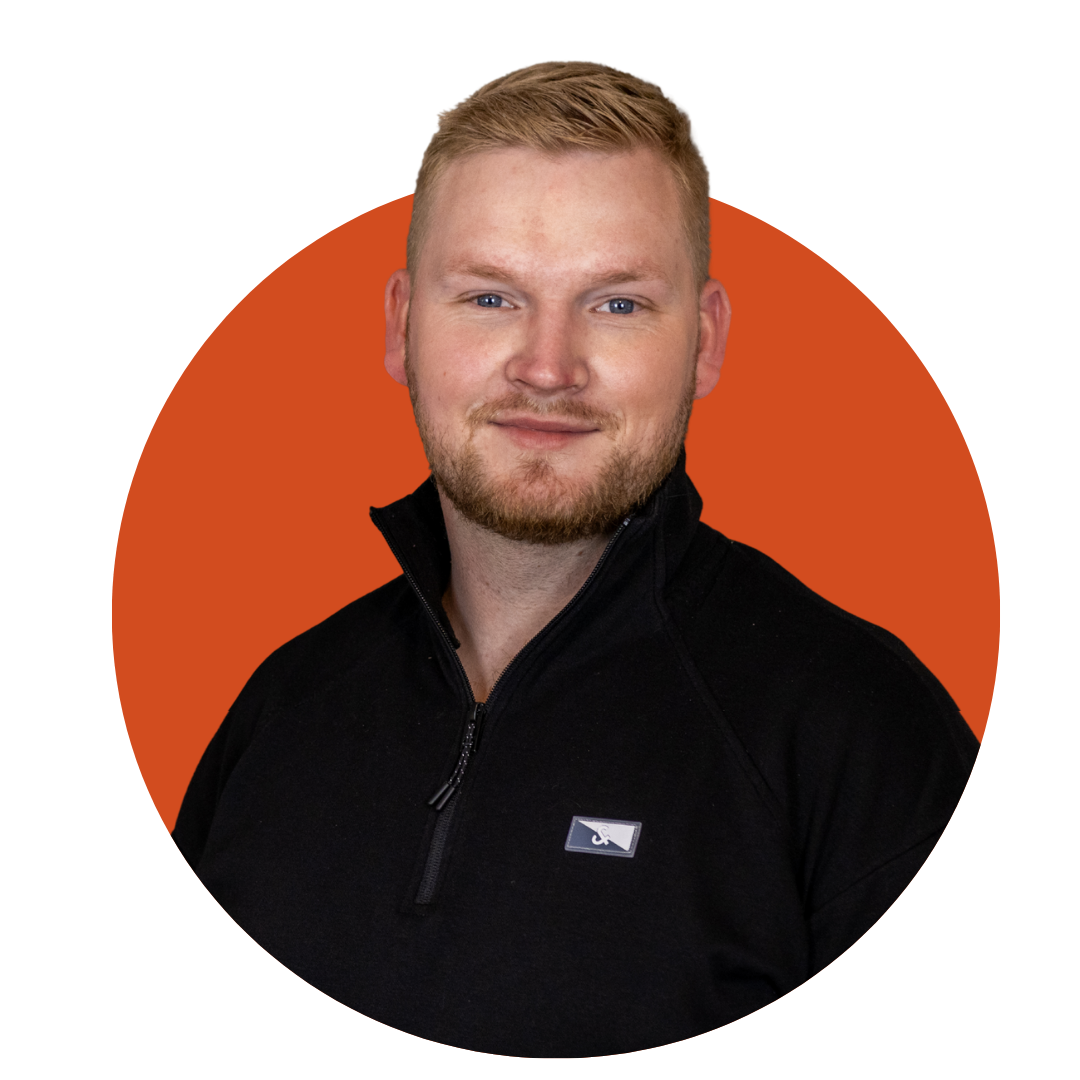 Raoul Steenken Porträt Foto mit einem orangen Hintergrund