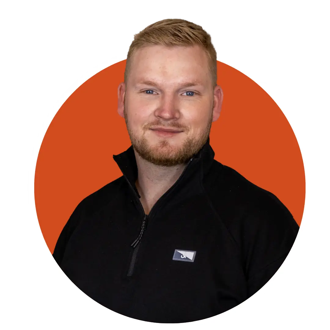 Raoul Steenken Porträt Foto mit einem orangen Hintergrund